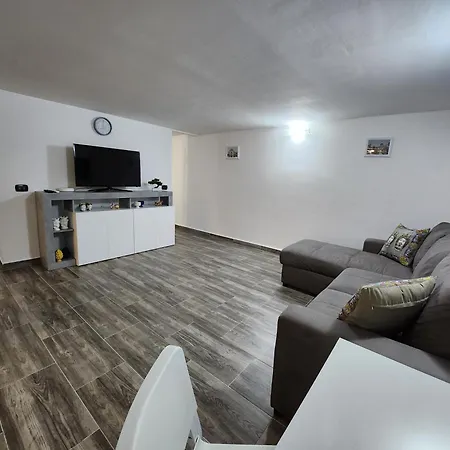 Don Vito's Home, Dsg2 Short Lets, 250 Mt Metro Apartment